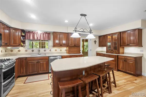 5614 Hillridge CT, St Louis, MO 63128