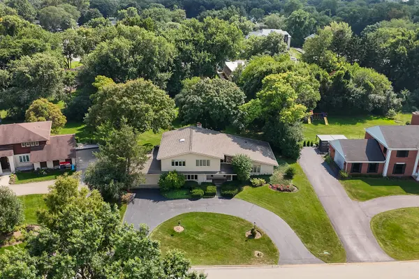 15 Croydon LN, Oak Brook, IL 60523