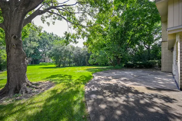 15 Croydon LN, Oak Brook, IL 60523