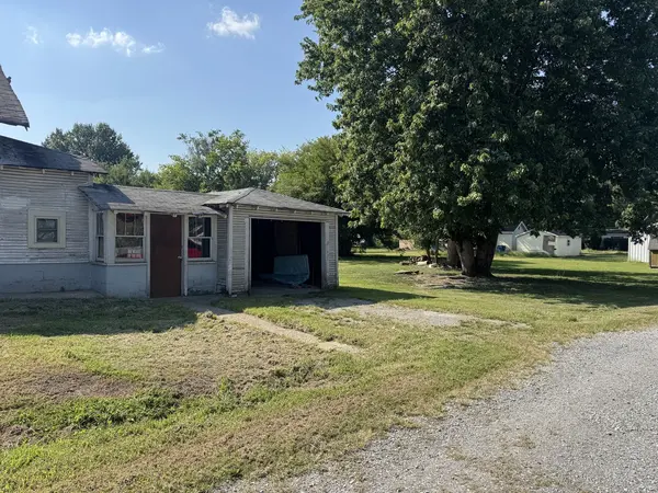 513 E Smith ST, Benton, IL 62812