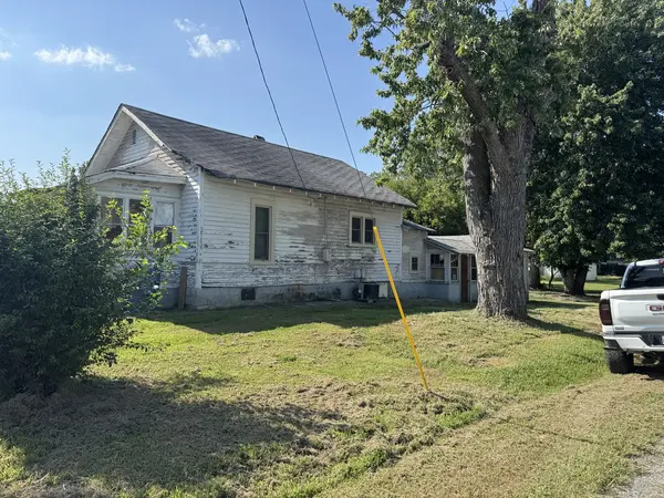 513 E Smith ST, Benton, IL 62812