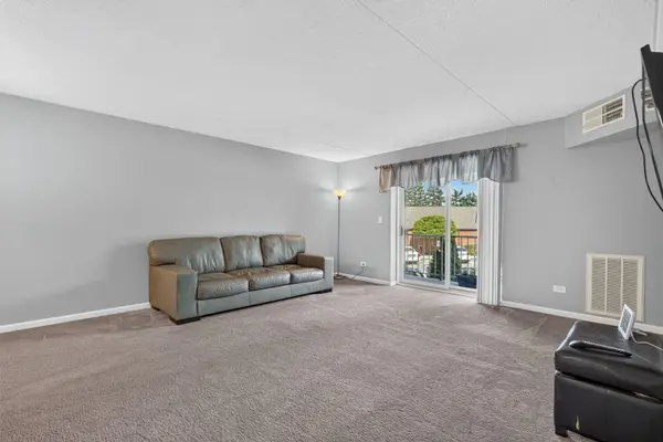 1 Bloomingdale PL #207, Bloomingdale, IL 60108
