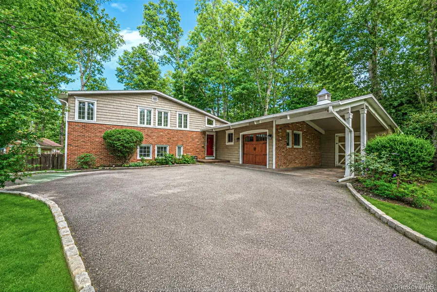 10 Highwood RD, East Norwich, NY 11732