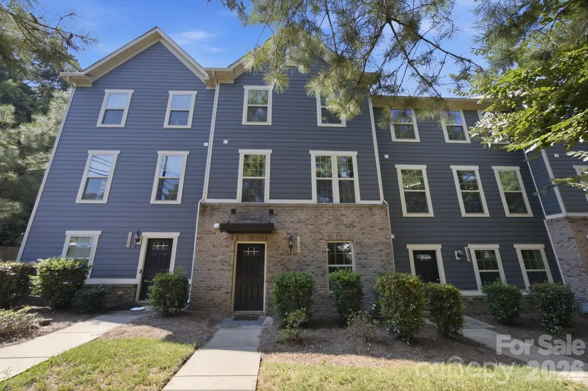 1321 Queen Lyon CT, Charlotte, NC 28205