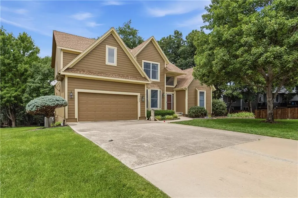 11820 Skyview LN, Olathe, KS 66061