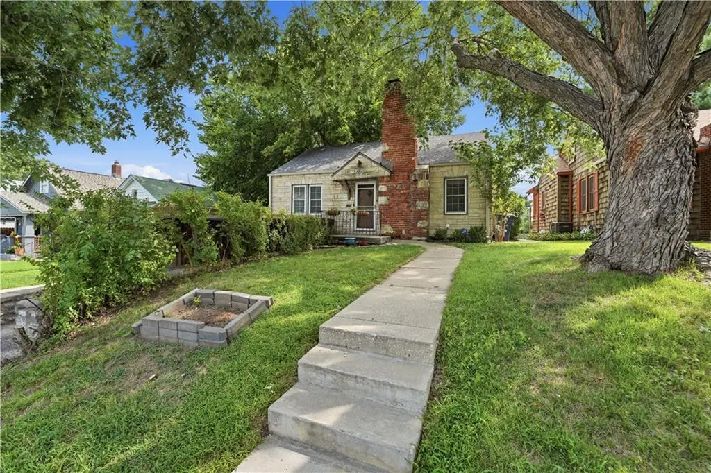 4201 Roanoke RD, Kansas City, MO 64111
