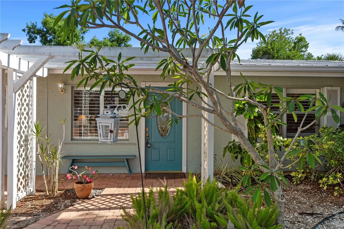 7860 HOLIDAY DR, Sarasota, FL 34231