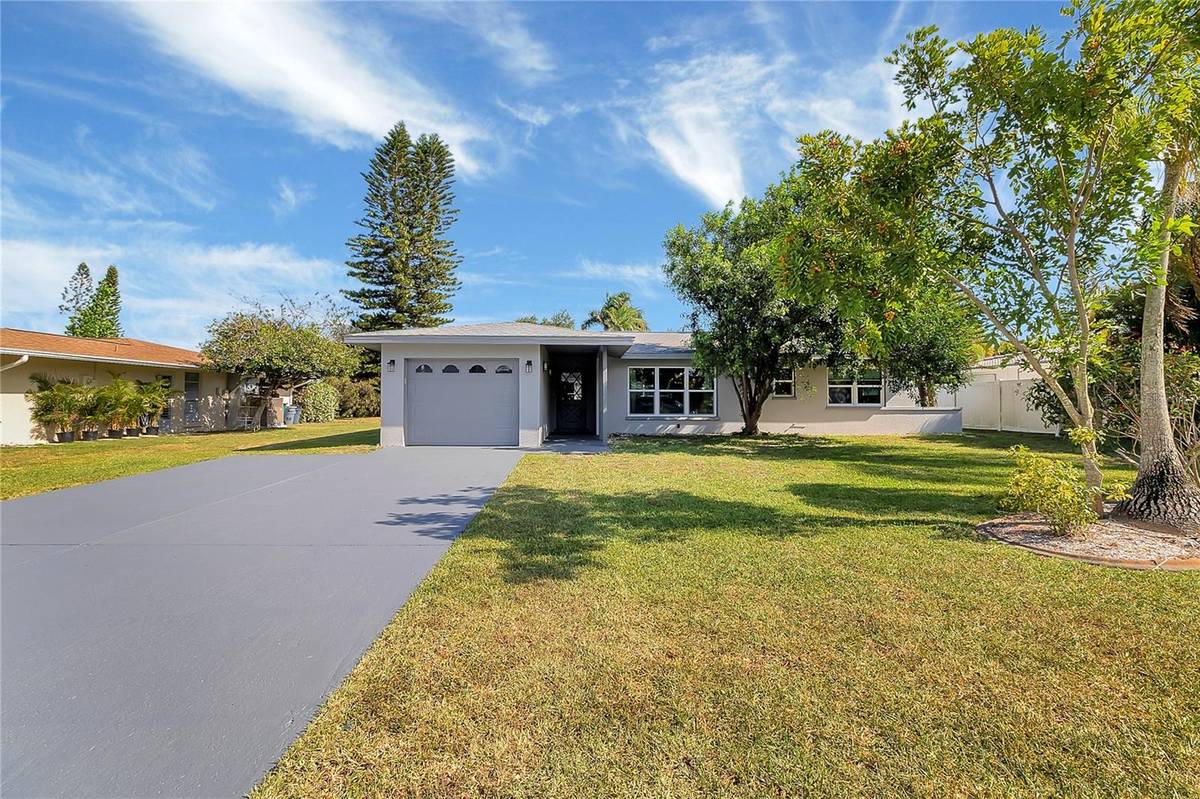 60 GOLFVIEW RD, Rotonda West, FL 33947