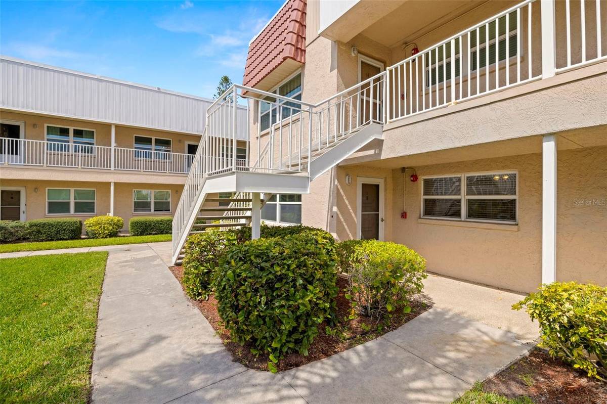 10038 62ND TER N #1, St Petersburg, FL 33708