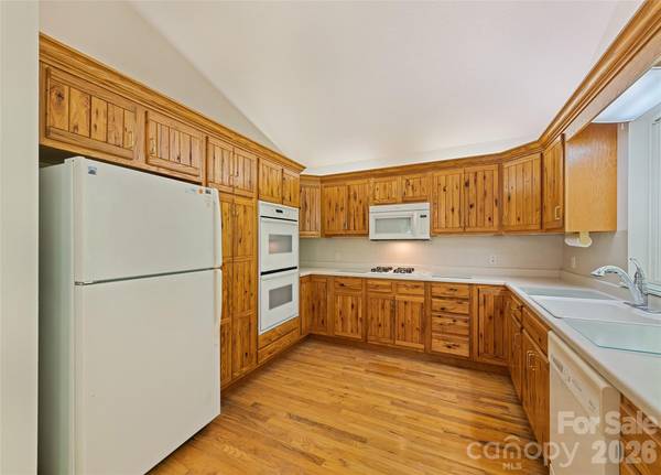 21 Winterview TRL, Hendersonville, NC 28739