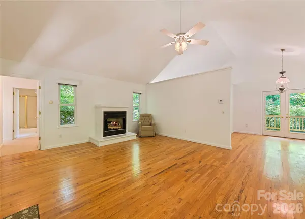 21 Winterview TRL, Hendersonville, NC 28739
