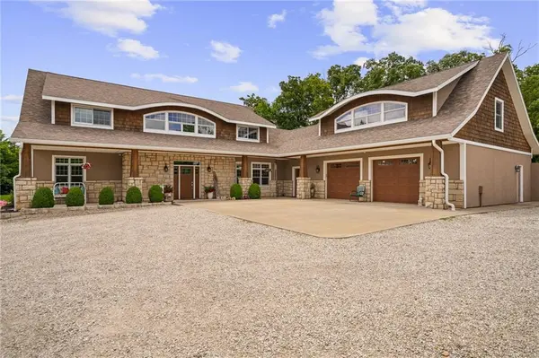 18511 224th ST, Tonganoxie, KS 66086