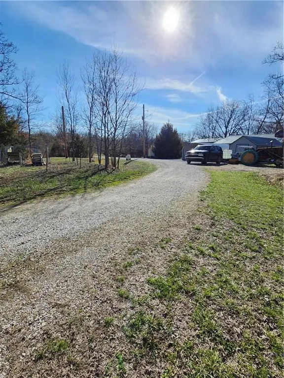 37 Oakdale CT, Linn Valley, KS 66040