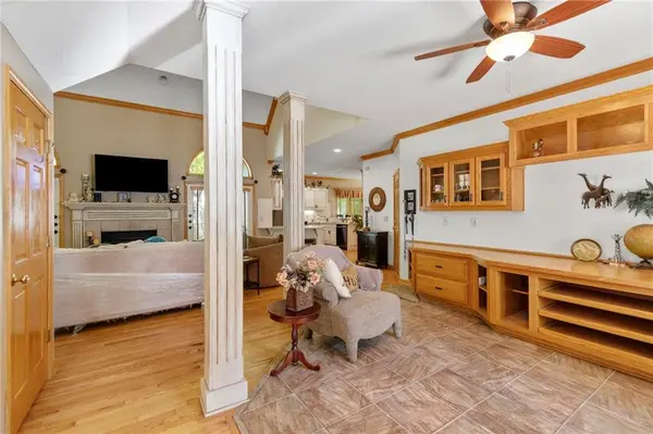 15733 Pine CIR, Basehor, KS 66007
