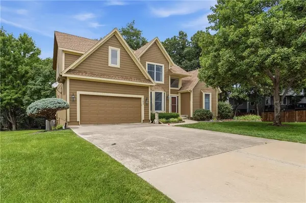 11820 Skyview LN, Olathe, KS 66061