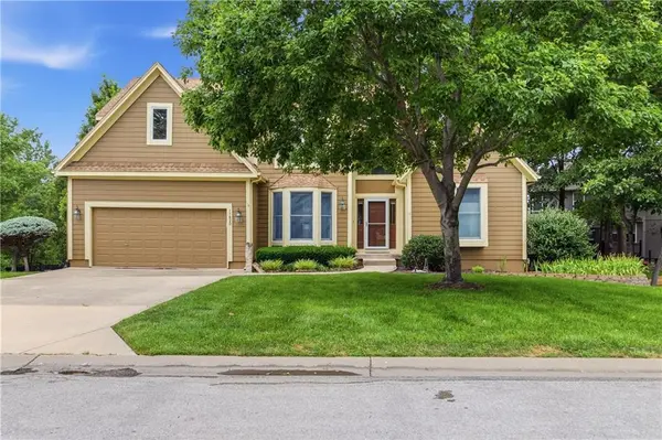 11820 Skyview LN, Olathe, KS 66061