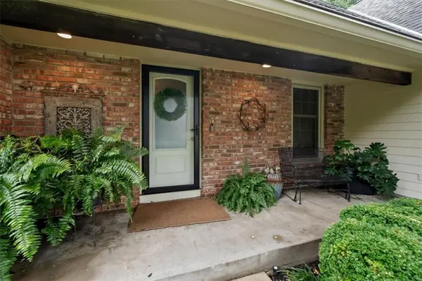 8262 W 117th ST, Overland Park, KS 66210