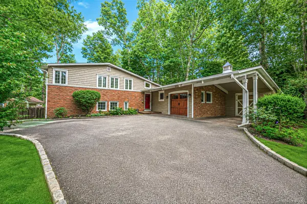 10 Highwood RD, East Norwich, NY 11732