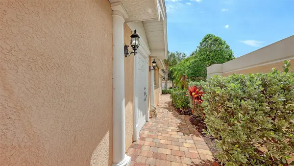 11605 GARESSIO LN, Sarasota, FL 34238