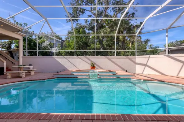 5331 SIESTA COVE DR, Sarasota, FL 34242