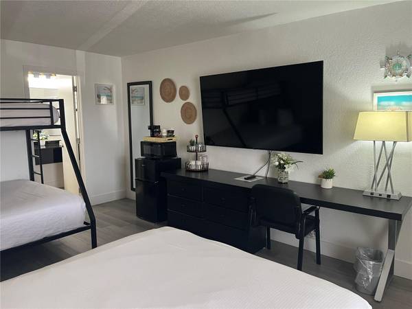 7150 N TAMIAMI TRL #S510, Sarasota, FL 34243