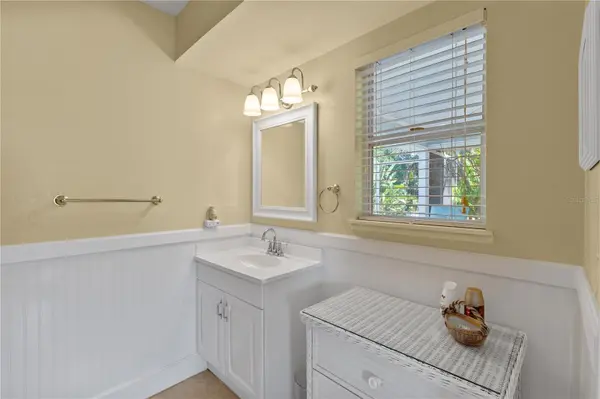 7860 HOLIDAY DR, Sarasota, FL 34231