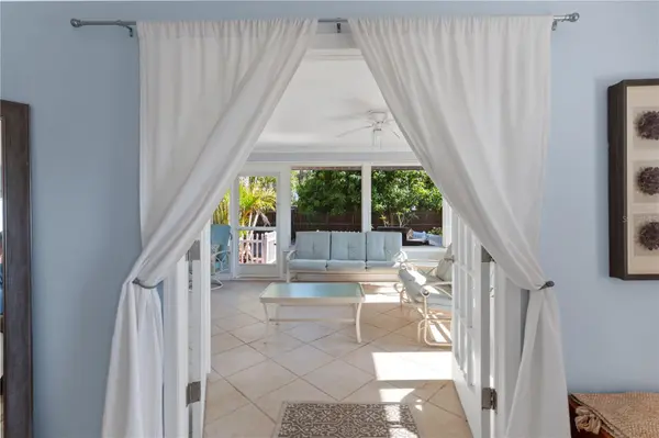 7860 HOLIDAY DR, Sarasota, FL 34231