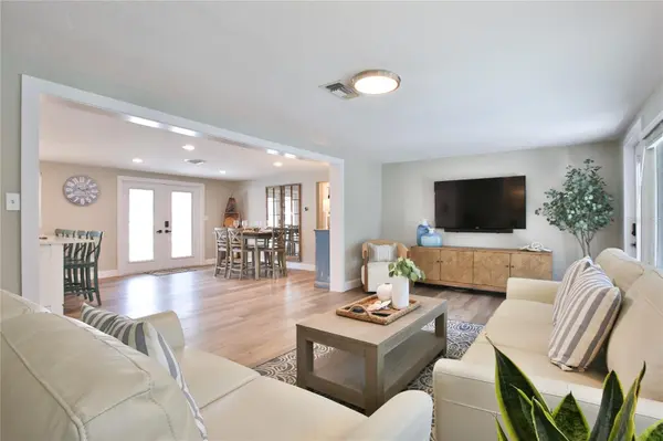 211 ISLAND CIR, Sarasota, FL 34242