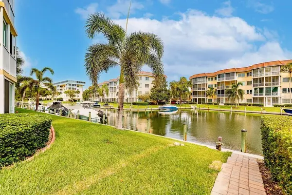 1250 N PORTOFINO DR #302, Sarasota, FL 34242
