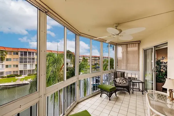 1250 N PORTOFINO DR #302, Sarasota, FL 34242