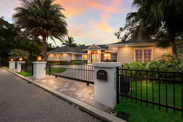 1253 N BASIN LN, Sarasota, FL 34242
