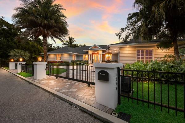 1253 N BASIN LN, Sarasota, FL 34242