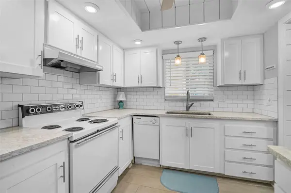 3585 LAKE BAYSHORE DR #J-301, Bradenton, FL 34205