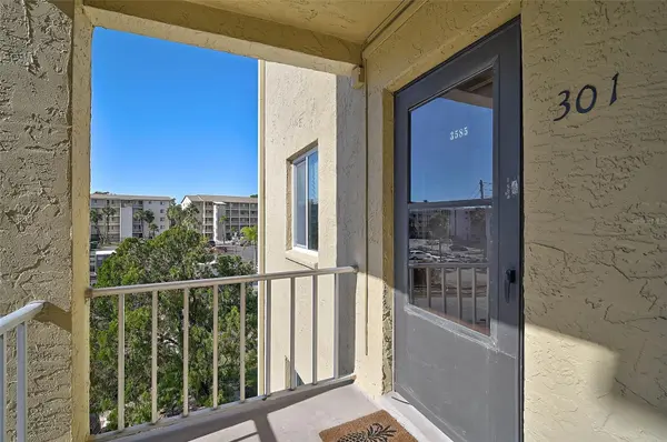 3585 LAKE BAYSHORE DR #J-301, Bradenton, FL 34205