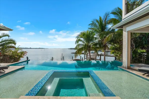 511 BAYVIEW DR, Holmes Beach, FL 34217