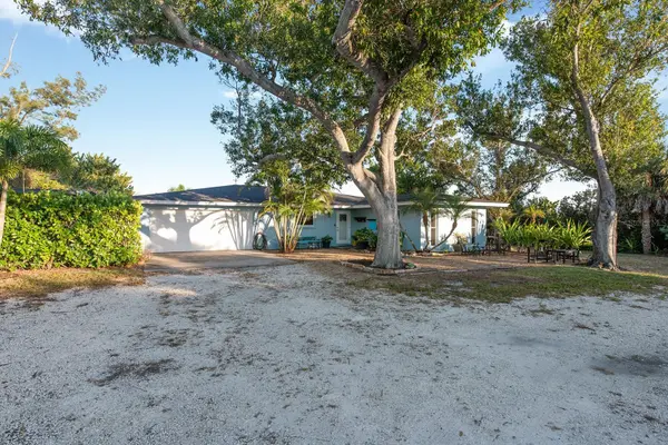 300 E BAY HEIGHTS AVE, Englewood, FL 34223
