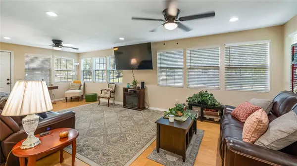 172 S VIRGINIA AVE, Center Hill, FL 33514