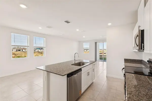 879 SUNSHOWER DR, Lady Lake, FL 32159
