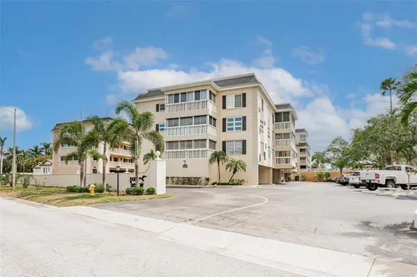 147 BLUFF VIEW DR #206, Belleair Bluffs, FL 33770