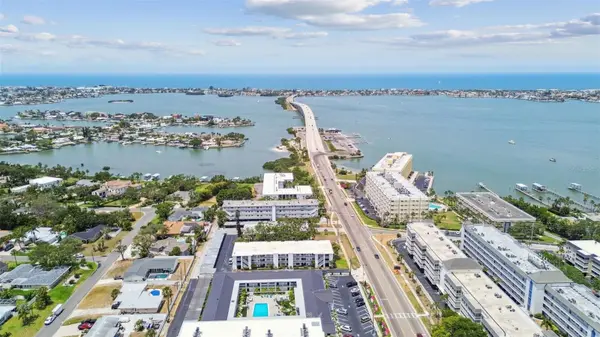 2942 W BAY DR #8, Belleair Bluffs, FL 33770