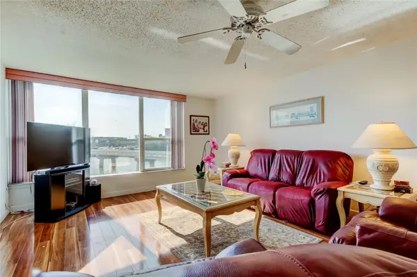 7465 BAY ISLAND DR S #213, South Pasadena, FL 33707