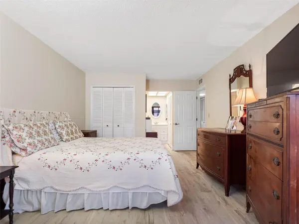 10182 SEMINOLE ISLAND DR, Largo, FL 33773