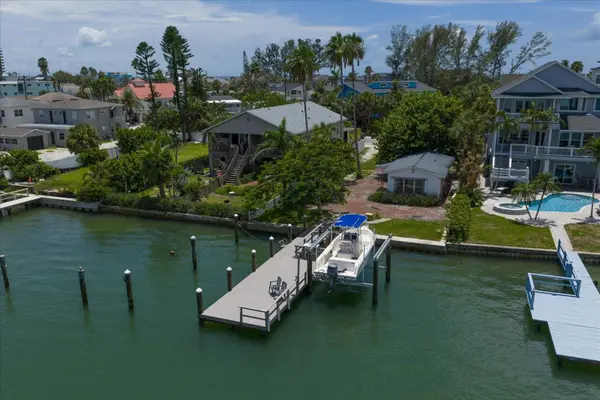 8405 BAYSHORE DR, Treasure Island, FL 33706