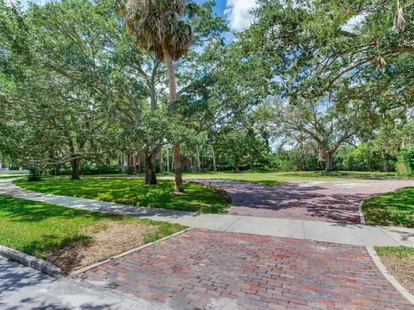 5001 S SHORE CREST CIR, Tampa, FL 33609