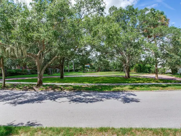 5001 S SHORE CREST CIR, Tampa, FL 33609