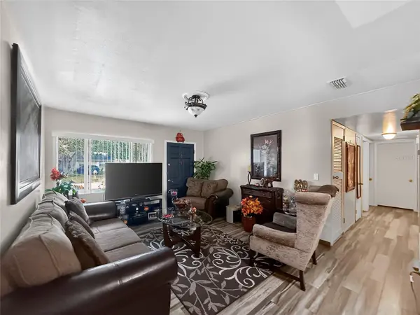 8009 CORNWALL LN, Tampa, FL 33615