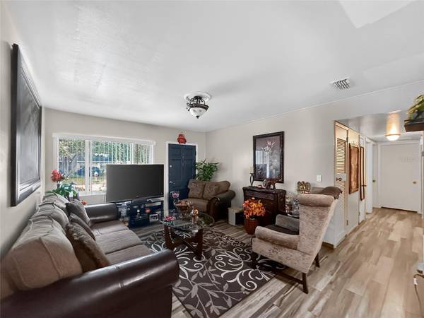 8009 CORNWALL LN, Tampa, FL 33615