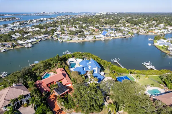 2268 KINGS POINT DR, Largo, FL 33774