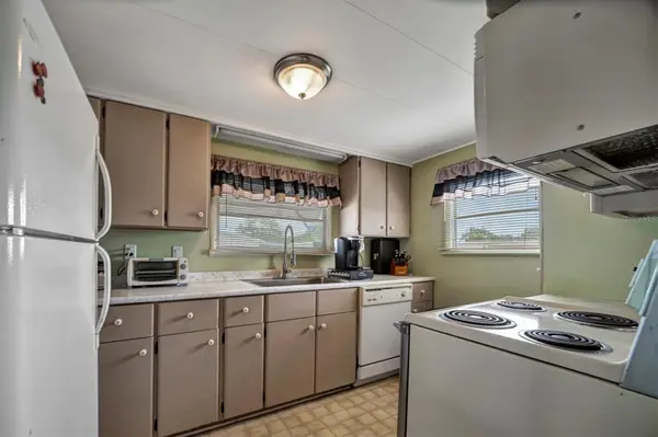 122 E SAINT ANNES CIR, Apollo Beach, FL 33572