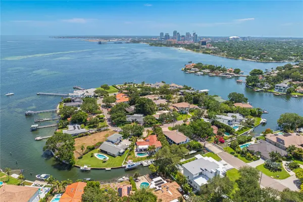 145 BAY POINT DR NE, St Petersburg, FL 33704